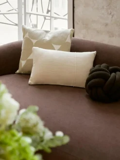 Handgewebte Baumwoll-Kissenhülle Terre mit dekorativer Naht