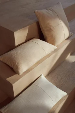 Handgewebte Baumwoll-Kissenhülle Terre mit dekorativer Naht