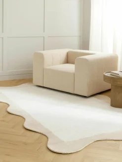 Handgewebter Viskoseteppich Wavy mit welligem Rand