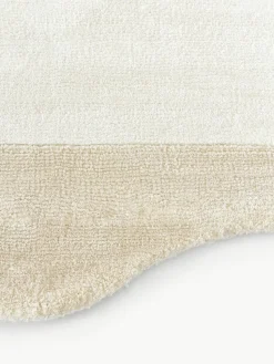 Handgewebter Viskoseteppich Wavy mit welligem Rand