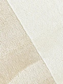 Handgewebter Viskoseteppich Wavy mit welligem Rand