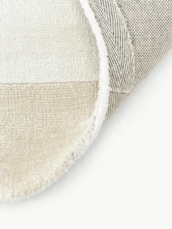 Handgewebter Viskoseteppich Wavy mit welligem Rand