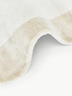 Handgewebter Viskoseteppich Wavy mit welligem Rand