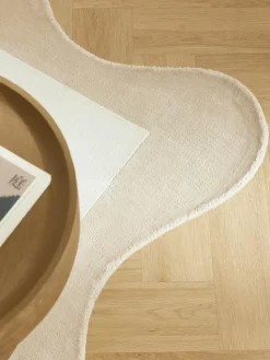 Handgewebter Viskoseteppich Wavy mit welligem Rand