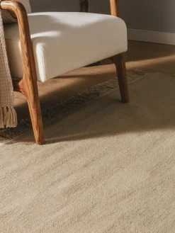 Handgewebter Wollteppich Liv mit Fransen