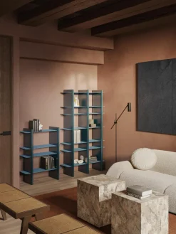 Hohes Regal Rami mit Metall-Elementen