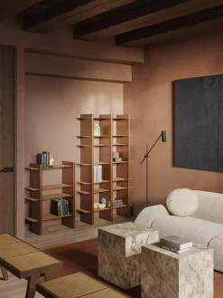 Hohes Regal Rami mit Metall-Elementen