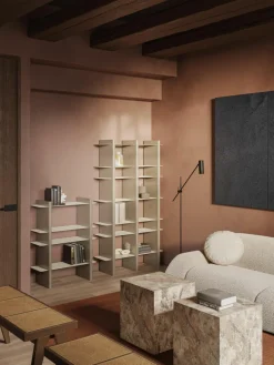 Hohes Regal Rami mit Metall-Elementen