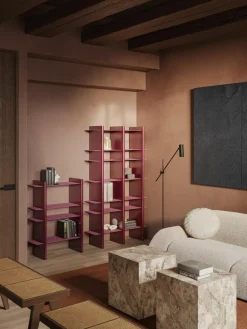 Hohes Regal Rami mit Metall-Elementen