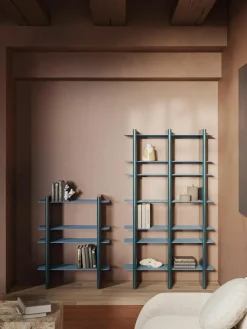 Hohes Regal Rami mit Metall-Elementen