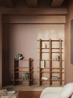 Hohes Regal Rami mit Metall-Elementen