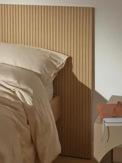 Holzbett Sato mit Schubladen und Kopfteil