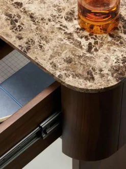 Holz-Nachttisch Zumi mit Marmorplatte