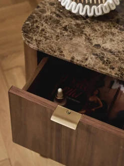 Holz-Nachttisch Zumi mit Marmorplatte