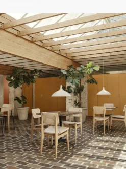 Holzstuhl C-Chair aus Eichenholz mit geflochtener Sitzfläche