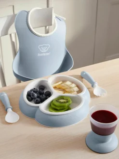 Kindergeschirr Bliss mit Lätzchen, 4er-Set