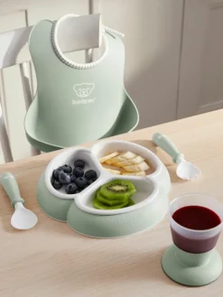 Kindergeschirr Bliss mit Lätzchen, 4er-Set