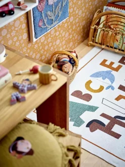 Kinderteppich Memmo mit buntem Alphabetdruck