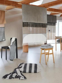 Klappbarer Hocker Angle aus Eichenholz