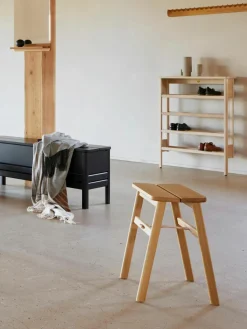 Klappbarer Hocker Angle aus Eichenholz