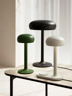 Kleine dimmbare LED-Tischlampe Emendo mit Ladestation