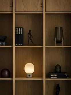 Kleine mobile Tischlampe JWDA mit USB-Anschluss, dimmbar