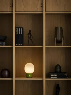 Kleine mobile Tischlampe JWDA mit USB-Anschluss, dimmbar