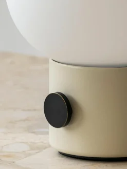 Kleine mobile Tischlampe JWDA mit USB-Anschluss, dimmbar