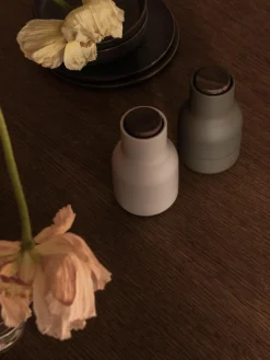 Kleine Salz- & Pfeffermühle Bottle Grinder mit Walnussholzdeckel, 2er-Set