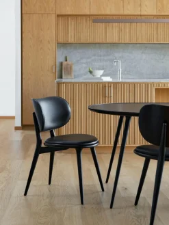 Leder-Stuhl Rock mit Holzbeinen, handgefertigt