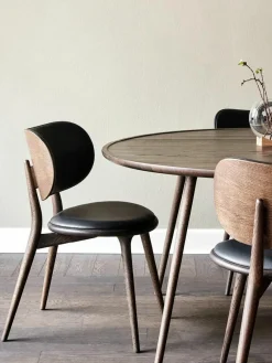 Leder-Stuhl Rock mit Holzbeinen, handgefertigt