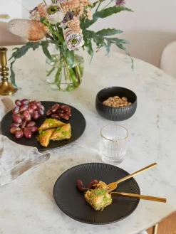 Matter Speiseteller Neri mit Rillenstruktur