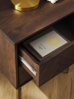 Nachttisch Luca aus Mangoholz mit Fischgrät-Muster