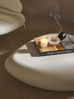 Niedriger Couchtisch Pietra in organischer Form