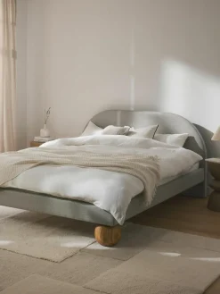 Polsterbett Rena mit Kugelfüßen aus Eichenholz