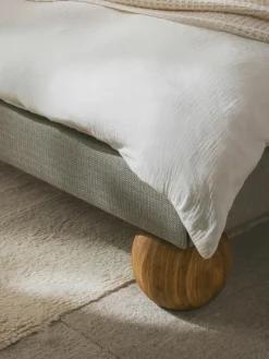 Polsterbett Rena mit Kugelfüßen aus Eichenholz