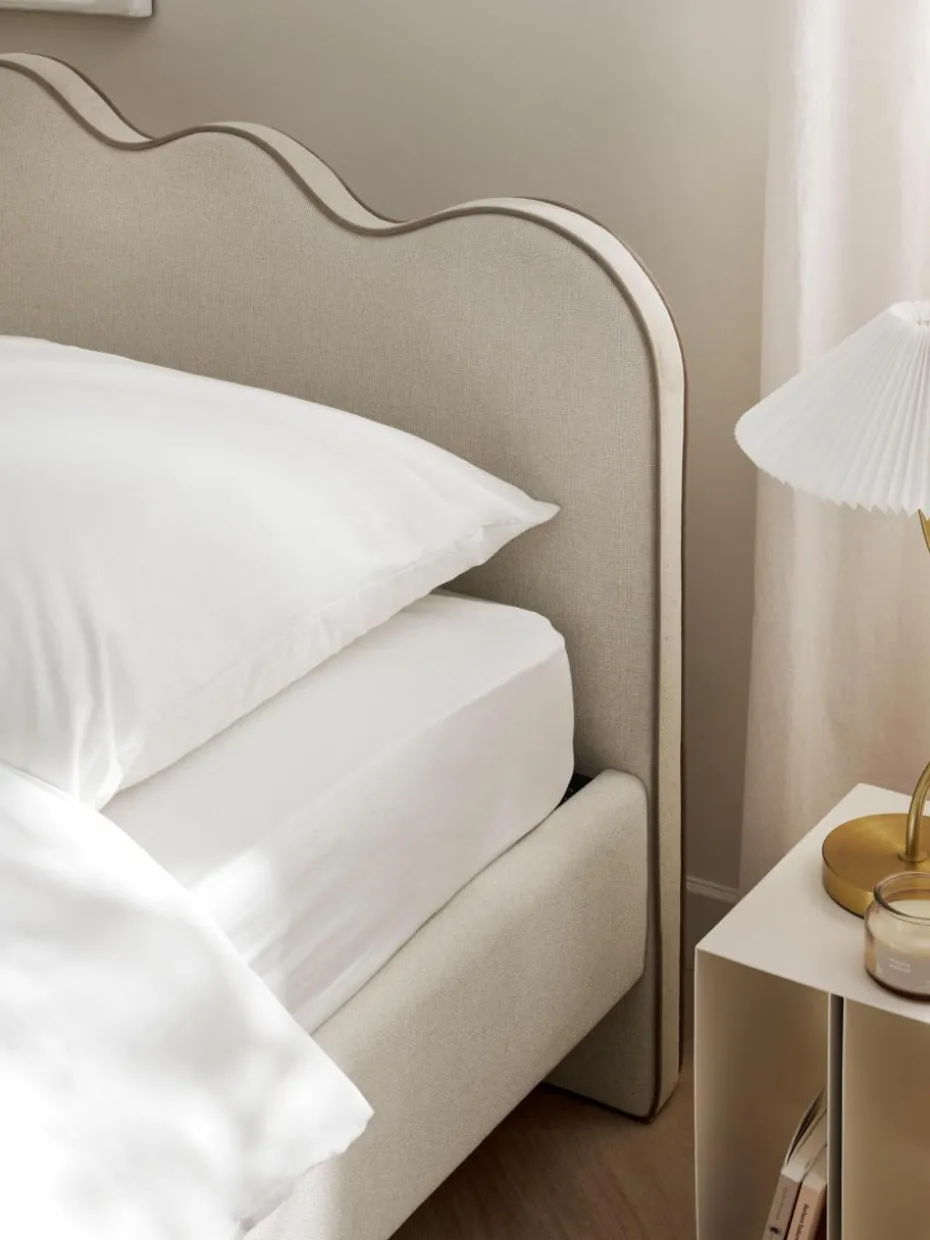 Polsterbett Romy mit gewelltem Kopfteil