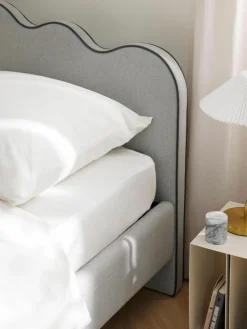 Polsterbett Romy mit gewelltem Kopfteil