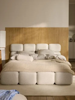 Polsterbett Tayla aus Teddy-Bouclé mit Stauraum