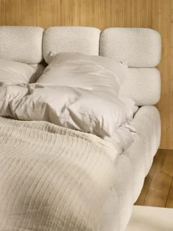 Polsterbett Tayla aus Teddy-Bouclé mit Stauraum