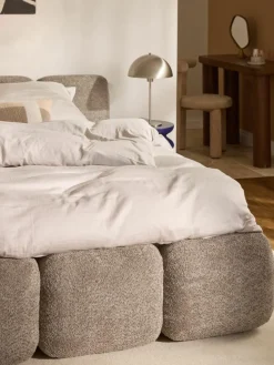 Polsterbett Tayla aus Teddy-Bouclé mit Stauraum