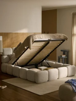 Polsterbett Tayla aus Teddy-Bouclé mit Stauraum