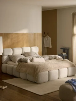 Polsterbett Tayla aus Teddy-Bouclé mit Stauraum