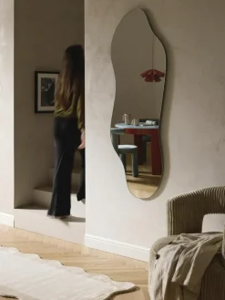 Rahmenloser Wandspiegel Lia in organischer Form