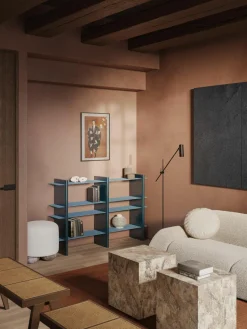 Regal Rami mit Metall-Elementen