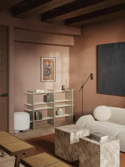 Regal Rami mit Metall-Elementen