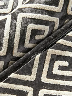 Samt-Kissenhülle Solenne mit Chenille-Stickerei