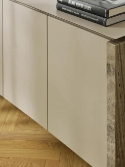 Sideboard Bruce aus Marmor und Metall