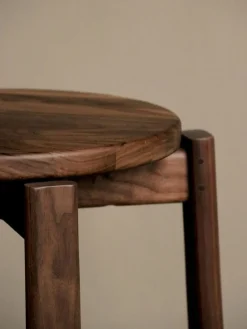 Sitzhocker Passage aus Walnussholz