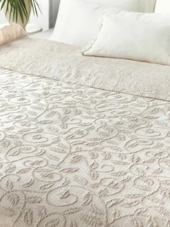 Strukturierte Baumwoll-Decke Clara mit Rüschen und floralem Muster